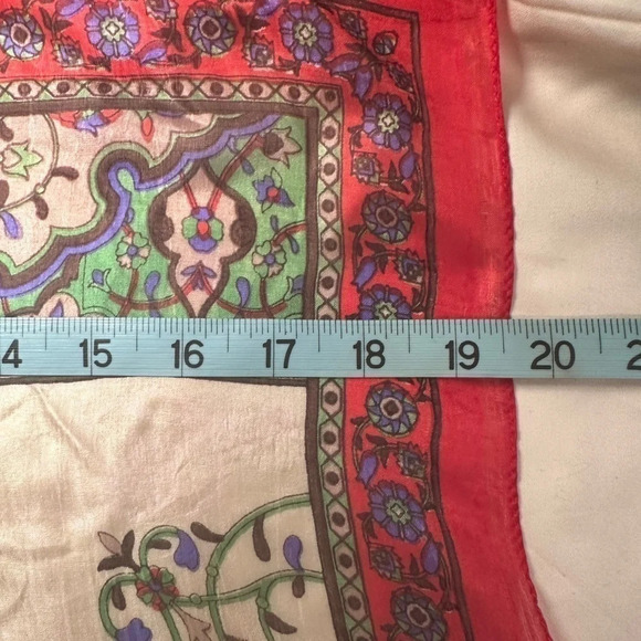 Floral silk scarf from India - Picture 7 of 9